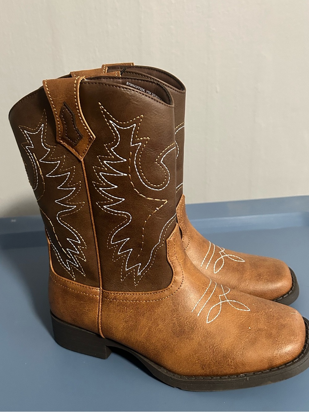 wonder nation Brown Two-Tone Kids Cowboy Boots. 
Size 4 youth
